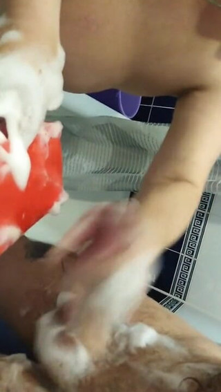 Zona901: Fingering my cock with a soapy sponge