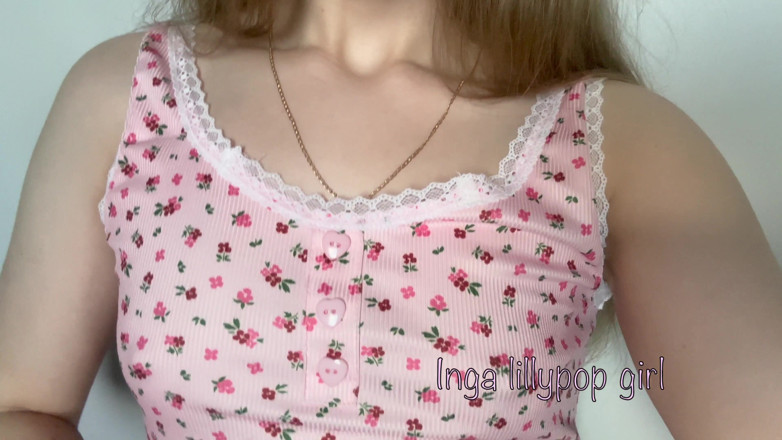 Inga lillypop girl: O fată drăguță își arată țâțele mici