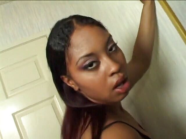 Fuck me Hard: Красива чорношкіра краля отримує жорсткий трах у її тугу дупу великим членом