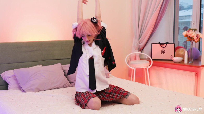 Nu Cosplay: Hubená anime děvka Sasha Paige roztahuje svou malou kundičku