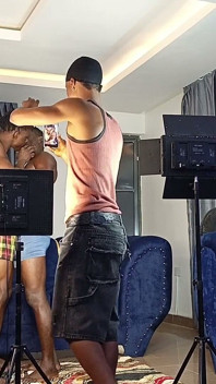 Un black hétéro se tape un voyou gay dans les coulisses