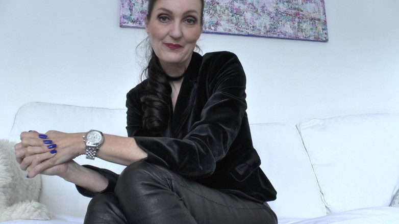 Lady Victoria Valente: Bajo vigilancia del reloj: ¡Te daré cinco minutos, luego lo harás!...