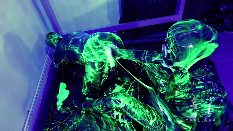 Lady Valeska: Kauçuk çifte yumruk sokma ve ultraviyole slime