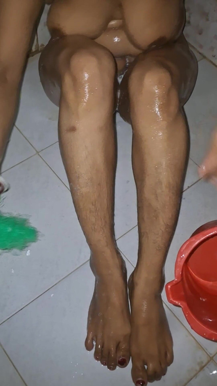 Busty Banuu: स्नान XXX शावर