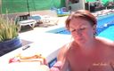 Aunt Judy&#039;s XXX: La elegante panterona tettona jojo seduce uno stallone in piscina