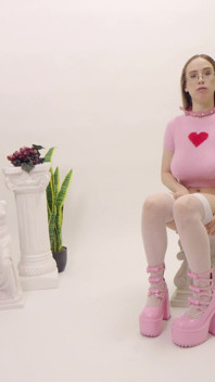 Bts - Jackie Hoff glider in i en slampig look för hennes shoot