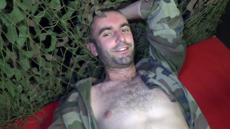 Straight fucking boy in uniform: Ošukaná bez sedla v zákulu hetero armádou, ale ne zdarma