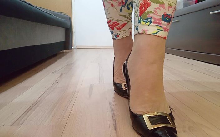 High Heels Kingdom: Travestiet loopt in sexy zwarte leren puntige teen hoge hakken...