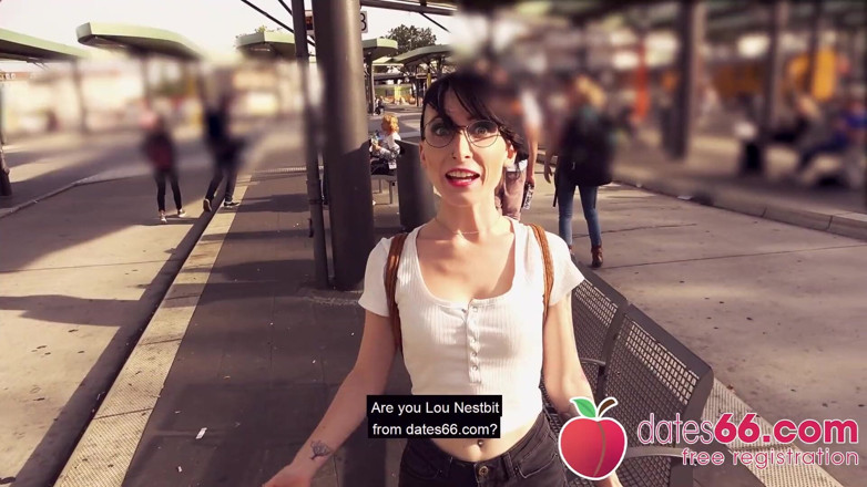 Dates66: Naughty! Petite coed Lou Nesbit ošukaná! (anglicky)