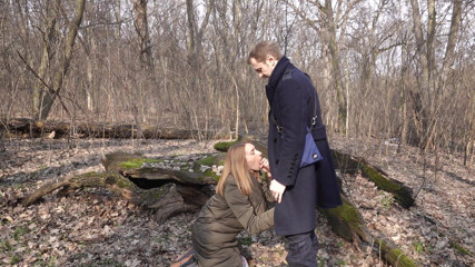 Anal Fans Couple: Хорошенькая девушка сделала сладкий быстрый минет в лесу на первом свидании