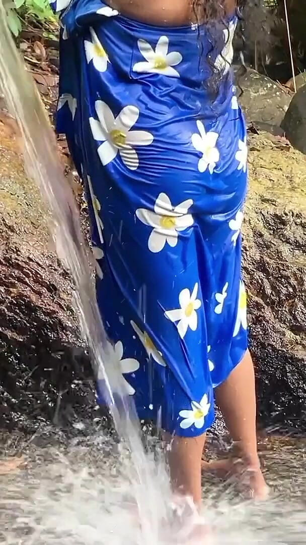 SL Gatissi studio: Fată Naturală Din Sri Lanka Făcând Baie