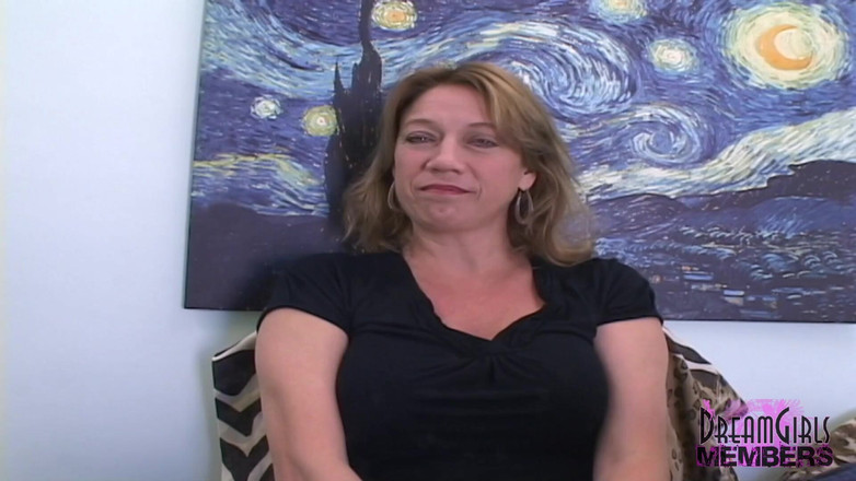 Dream Girls: Taylor yang bertetek besar ternganga pepek MILF basahnya