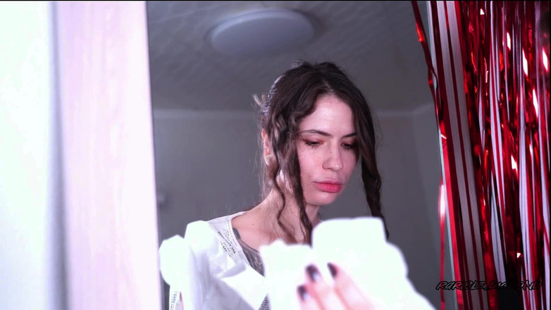 Rarible Diamond: Servitoare obraznică cu buze roșii sexy