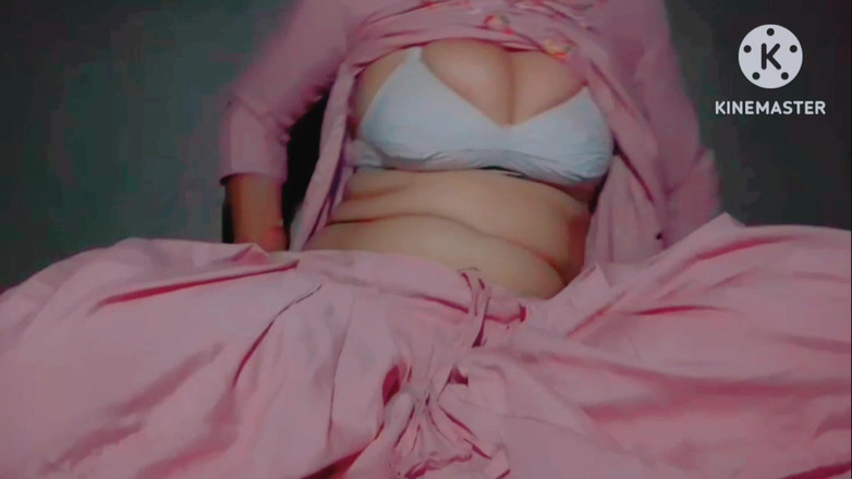 TricolorMusic3: Красива гаряча панджабі гаряча сексуальна дівчина, яка тримає свої цицьки і натирає гарячу рожеву пизду, пестить нас багато мастурбації ke jab tho