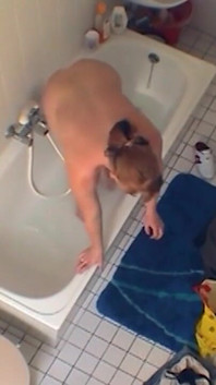 Sexy mollige amateur neukt zichzelf in de badkamer