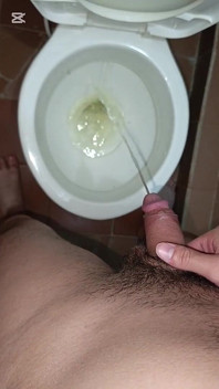 Compilație de twink excitați care urinează și se masturbează