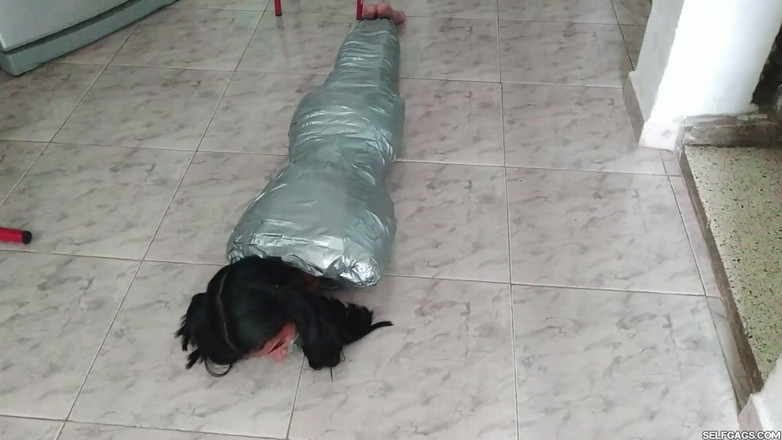 Selfgags Latina Bondage: Projekt Egyptské mumie