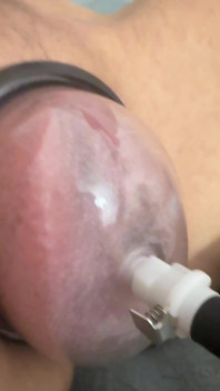 Паренек становится действительно возбужденным, когда видит накачанную киску