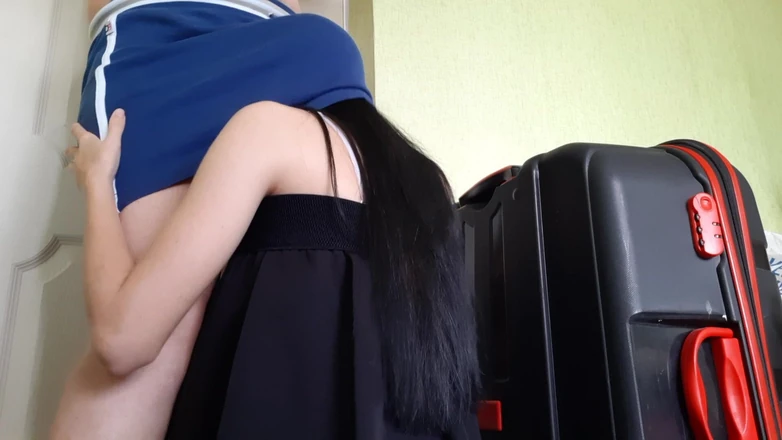 Lesbian-illusion: Moje děvka nevlastní dcera vylezla pod mojí sukni a přivedla...