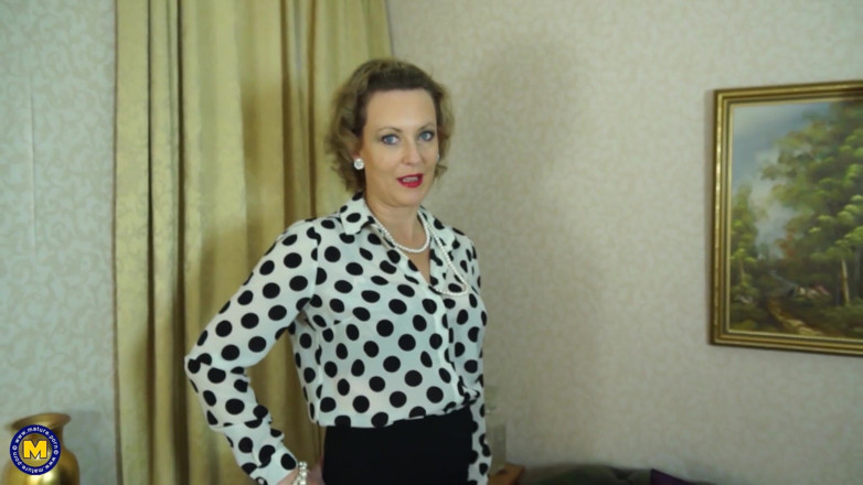 Mature NL: Sexy mature Betsy Blue in lingerie