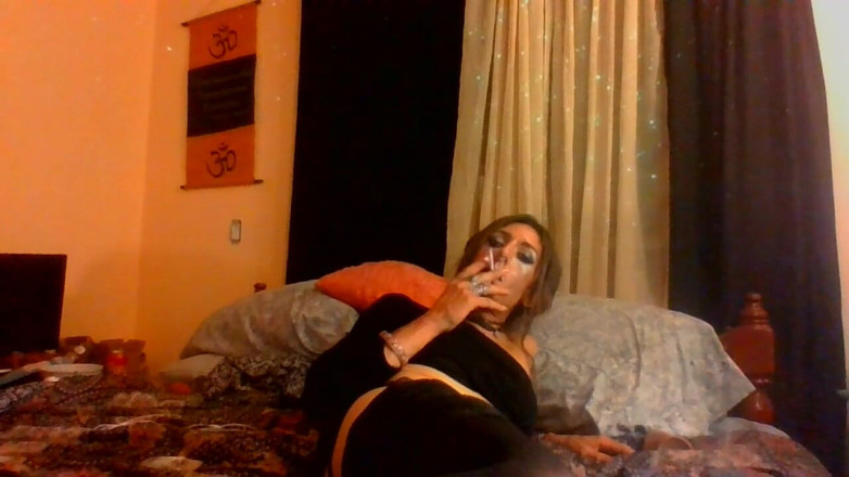 Zoe Marlow: Transexual sexy fumando 120 y presumiendo