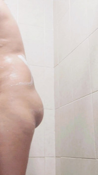 Si fa il bagno e si masturba e si registra per inviare tutto al suo amante