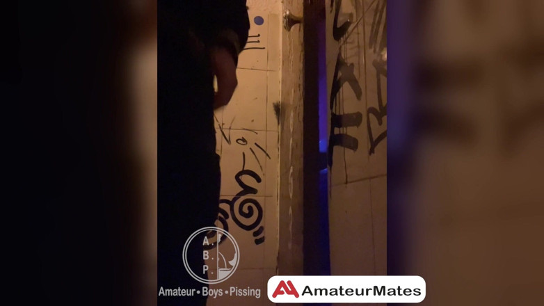 AmateurBoysPissing: Nonton video kencing di toilet bar...