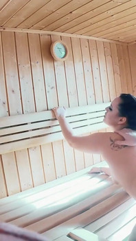 Ngentot hot dan bertukar sperma di ruangan sauna