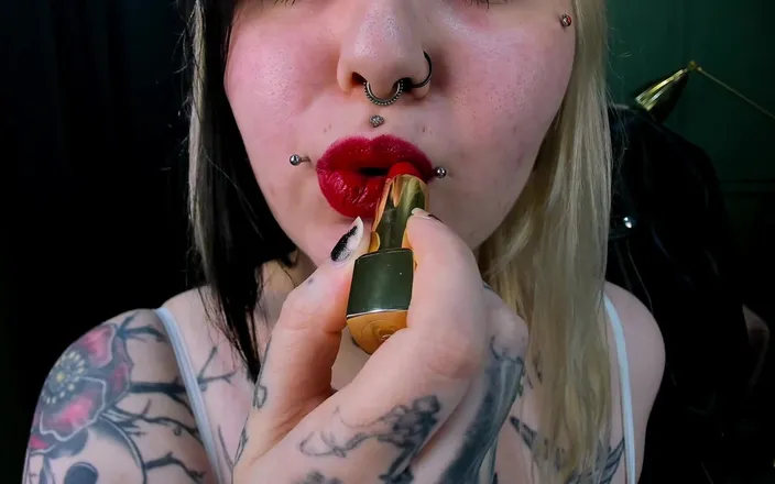 MessalinaHorror: Putting a red lipstick and ruin it