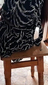 Sleduji svou sousedku jak masturbuje v kuchyni a já se k ní připojím