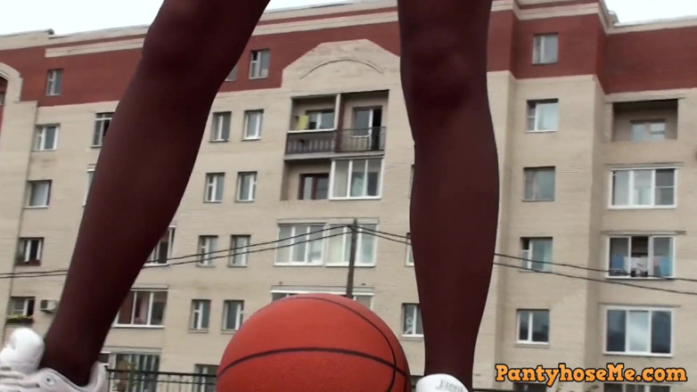 Pantyhose me porn videos: Blonďatá roztleskávačka ukazuje kundičku při hraní basketbalu
