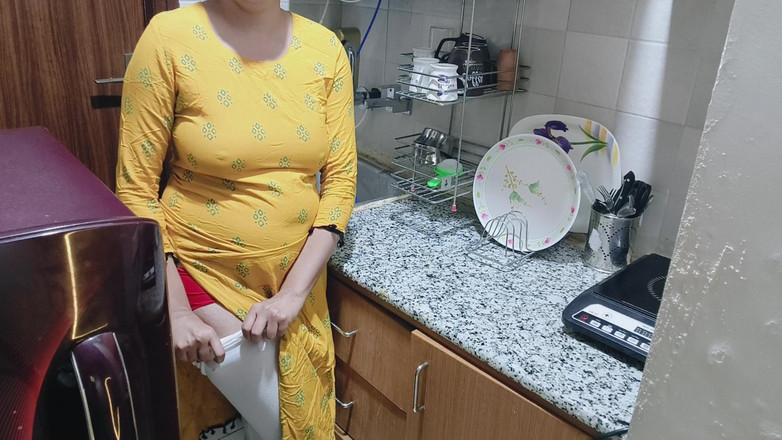 Saarabhabhi6: 부엌에서 내 발정난 새엄마를 찾아 - 힌디어 포르노