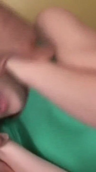 Teen hnědovlasá kráska divoce sténá pod jeho doteky