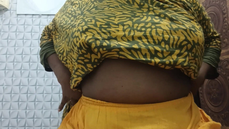 Skakoi: Desi Girl Bathroom Chair Hoti