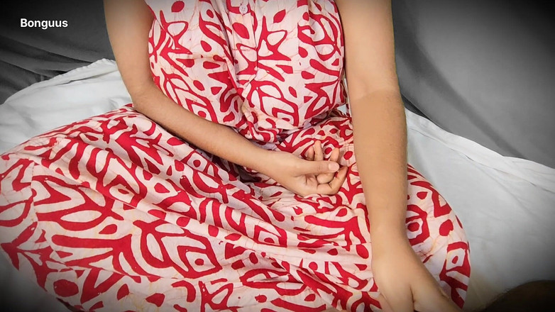 Riya Bonguus: 嫂子一个人在家，然后我进了房间