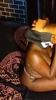 La Ragazza Ha Fatto Un Pompino E Il Suo Culo Si È Oliato per Un Po' Di Cambio