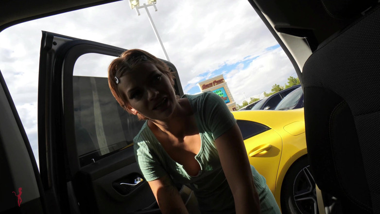 Katie Diggs: Creaming su grande cazzo nero nel parcheggio affollato