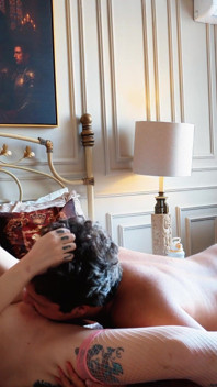Une salope apprend à une femme trompée à avoir un très bon rapport sexuel