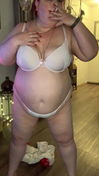 穿着红色高跟鞋的浓烟美女