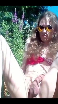 Lina recebe cu cheio de bolas de golfe e mangueira de jardim de 80cm!