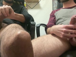 Nenesgaymers: Arkadaşımla porno izliyorum ve mastürbasyon yapıyor