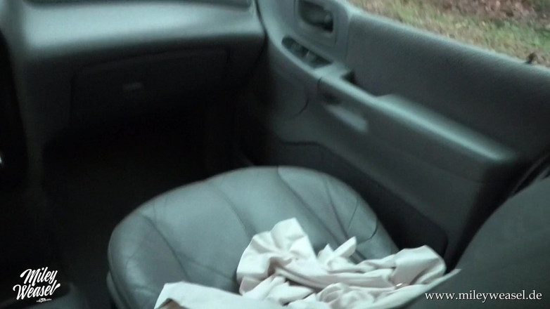 Miley Weasel: 热辣的德国金发女郎在公共场合被干