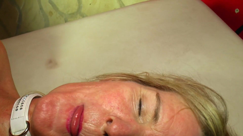 Mature Climax - 100% Mature Videos: O matură țâțoasă își întinde picioarele pentru a fi futută și futută cu pumnul