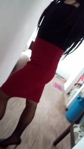 Andrea Travesti Bogota: セクシーな女装は彼女のお尻にディルドを持って歩きます