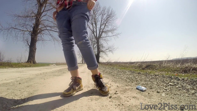 Love 2 Piss: Orinar al costado de la carretera y muchos otros lugares -...