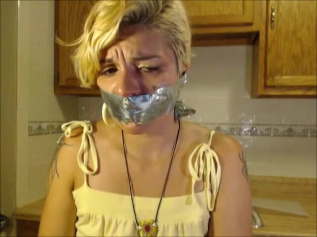Selfgags classic: Rosalyn yıpranmış külot teslimatını alıyor! *Sıkı ve büyük bant ağzı*