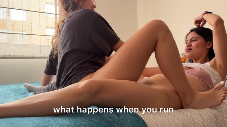 scarlettandc: Twee lesbiennes die hun natte kut wrijven