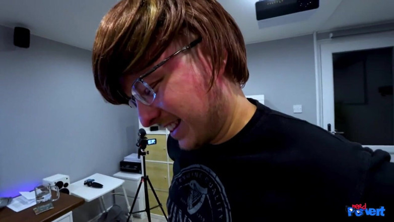 Nerd Pervert: Briză Devon - Două stropi de spermă