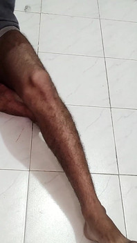 Stiefmoeder komt vast te zitten onder het bed, stiefzoon ziet per ongeluk haar grote kont, neukt haar