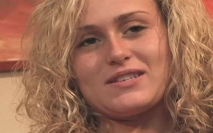 Homegrown Oral: Ragazza bionda fa un pompino incredibile al ragazzo